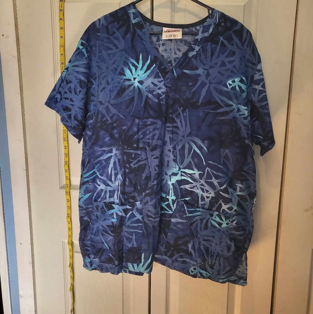 Like new Jasco 2 pocket v neck scrub top size Large